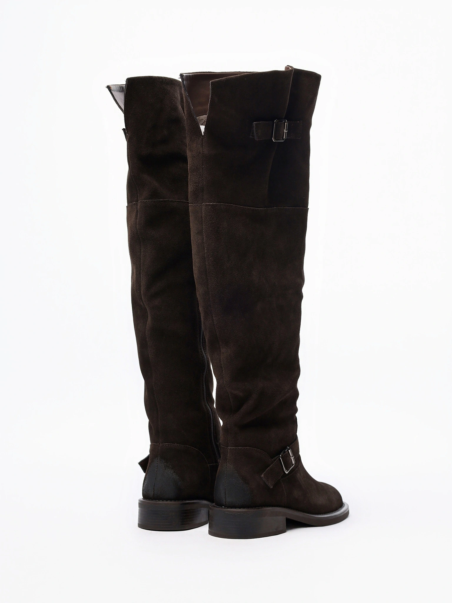 Ботфорты темно-коричневого цвета на низком каблуке